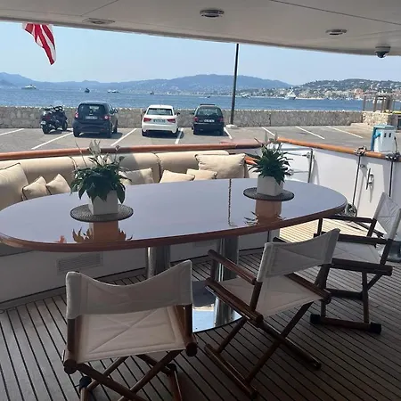 Riva 130 Hotel na wodzie *