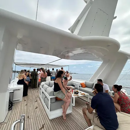 Riva 130 Hotel na wodzie Cannes